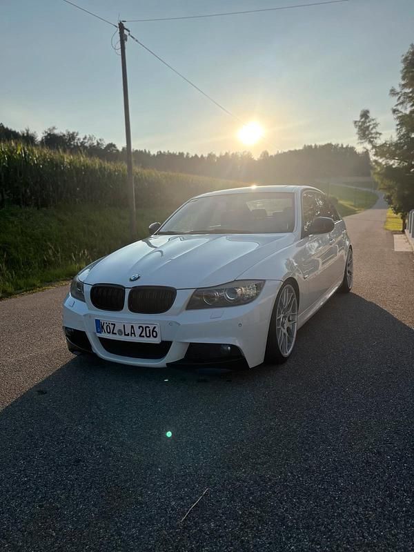 Weiß Gebraucht 2010 BMW 316 Limousine | 8.999 € - Bild 1/4