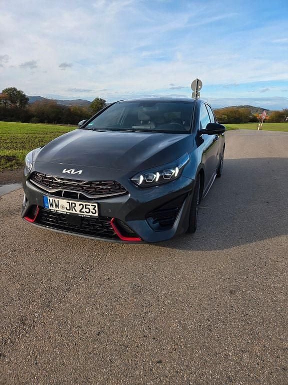 Grau Gebraucht 2022 Kia ProCeed Kleinwagen | 17.700 € (Guter Preis) - Bild 1/4