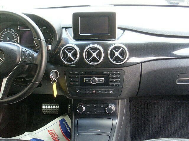 Gebraucht Mercedes B200 156 PS (114 kW) 2014 Grau metallic Van / Kleinbus