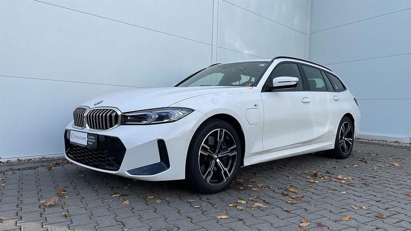 Alpinweiß uni Gebraucht 2024 BMW 330e Comfort Edition Kombi | 41.666 € (Superpreis) - Bild 1/4