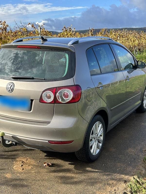 Gebraucht VW Golf VI Style 105 PS (77 kW) 2011 Gold Kleinwagen