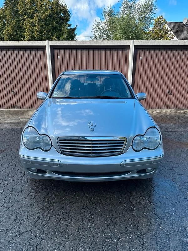 Silber Gebraucht 2003 Mercedes C220 Limousine | 3.880 € - Bild 1/4