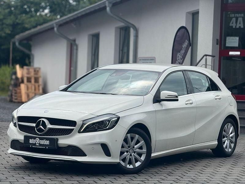 Weiß Gebraucht 2016 Mercedes A180 Style Limousine | 15.950 € (Fairer Preis) - Bild 1/4