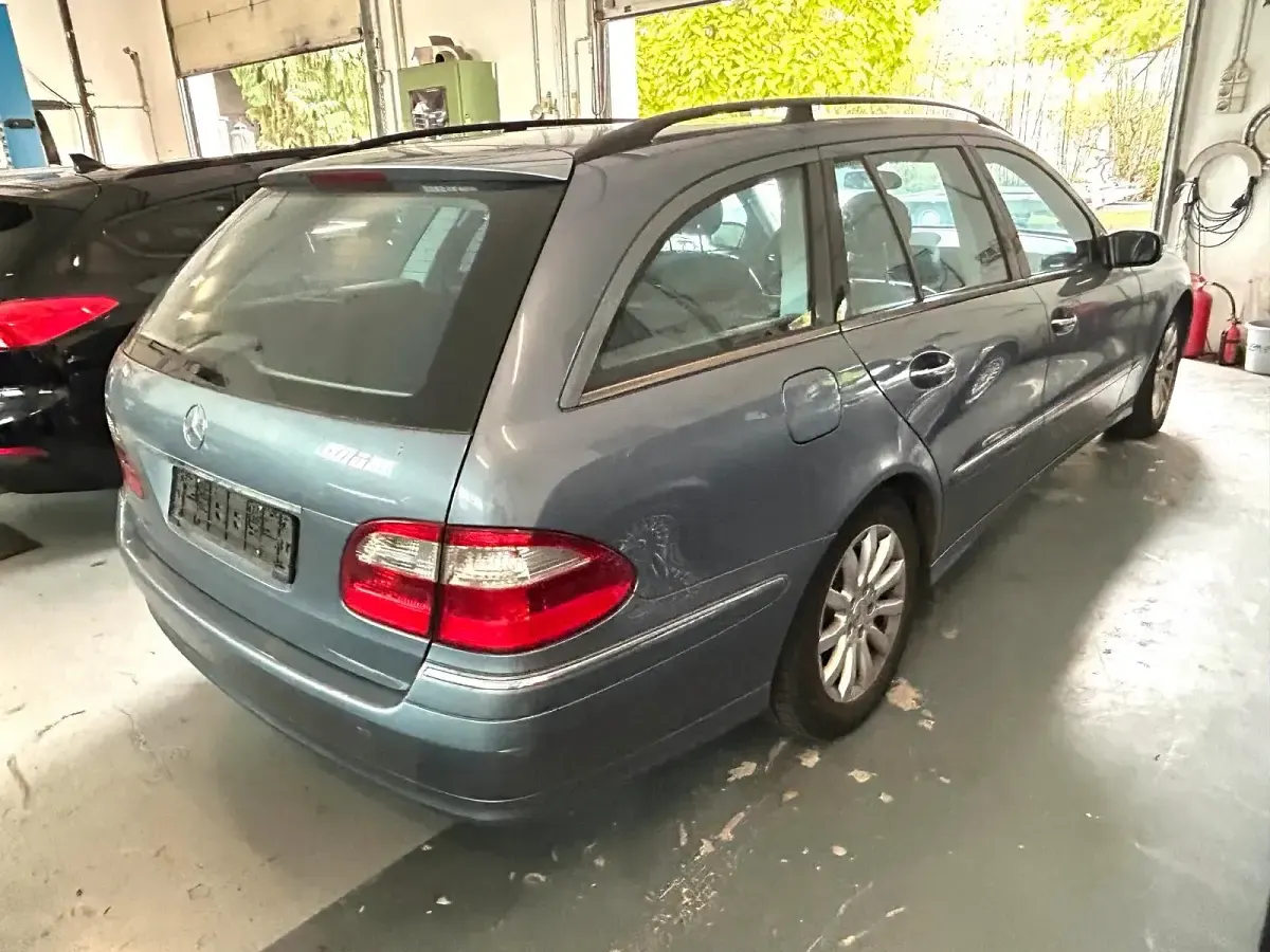 Gebraucht Mercedes E220 Avantgarde 150 PS (110 kW) 2003 Blau Kombi