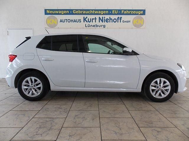 Weiß Gebraucht 2022 Skoda Fabia Ambition Limousine | 17.880 € (Fairer Preis) - Bild 1/3