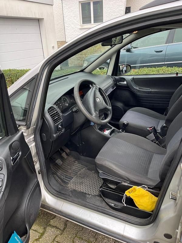 Grau Gebraucht 2003 Opel Zafira Limousine | 650 € (Superpreis) - Bild 1/4