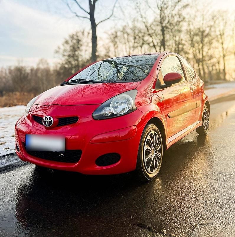 Gebraucht Toyota Aygo 65 PS (47 kW) 2009 Rot Kleinwagen