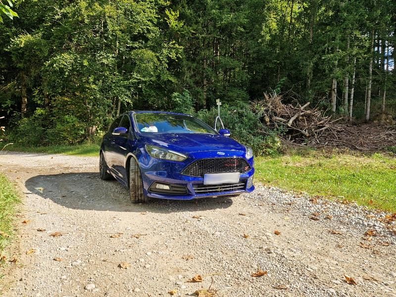 Blau Gebraucht 2018 Ford Focus ST Limousine | 13.400 € (Guter Preis) - Bild 1/4