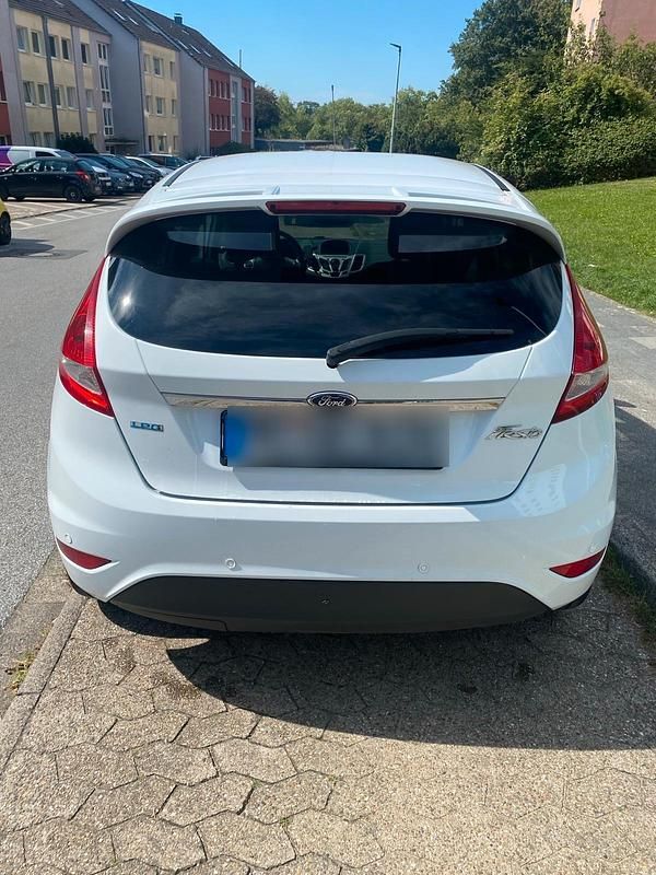 Gebraucht Ford Fiesta 97 PS (71 kW) 2011 Weiß Kleinwagen