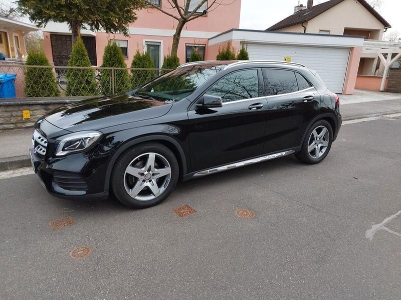 Schwarz Gebraucht 2018 Mercedes GLA220 SUV | 23.000 € (Fairer Preis) - Bild 1/4