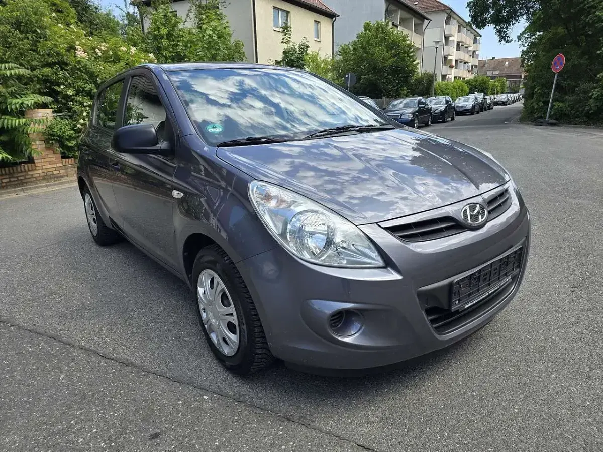Gebraucht Hyundai i20 77 PS (56 kW) 2011 Grau Kleinwagen