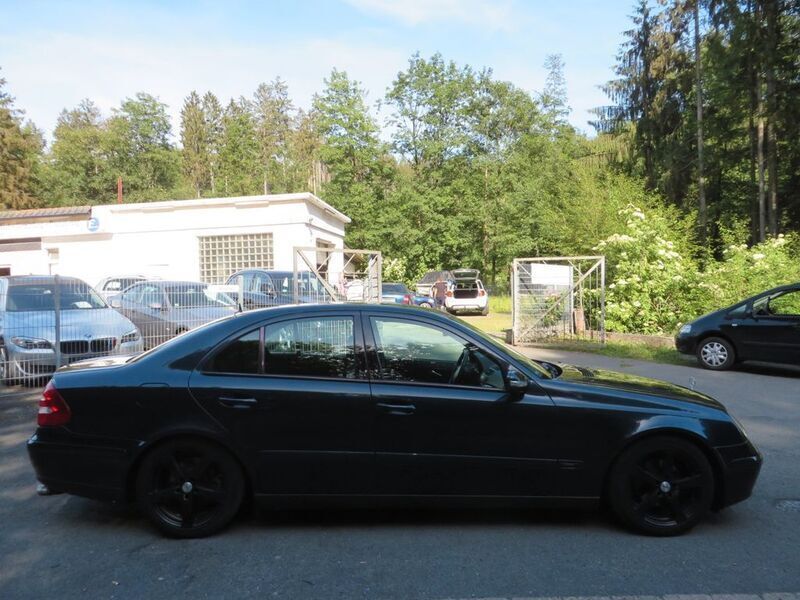 Second-hand Mercedes E240 177 CP (130 kW) 2002 Albastru Berlinǎ