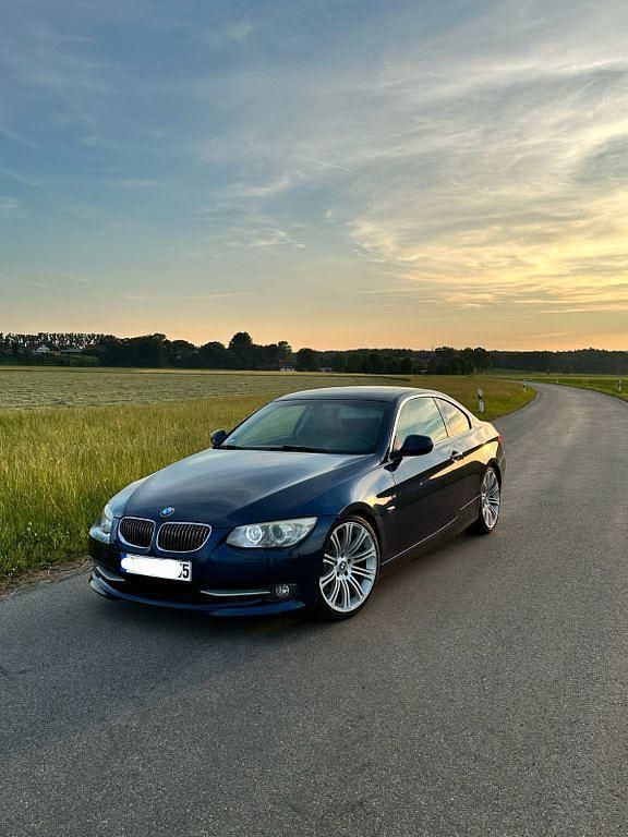 Blau Gebraucht 2010 BMW 330 Performance Coupé | 16.400 € (Fairer Preis) - Bild 1/4