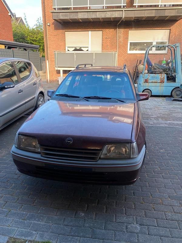 Rot Gebraucht 1990 Opel Kadett Kombi | 2.000 € - Bild 1/4