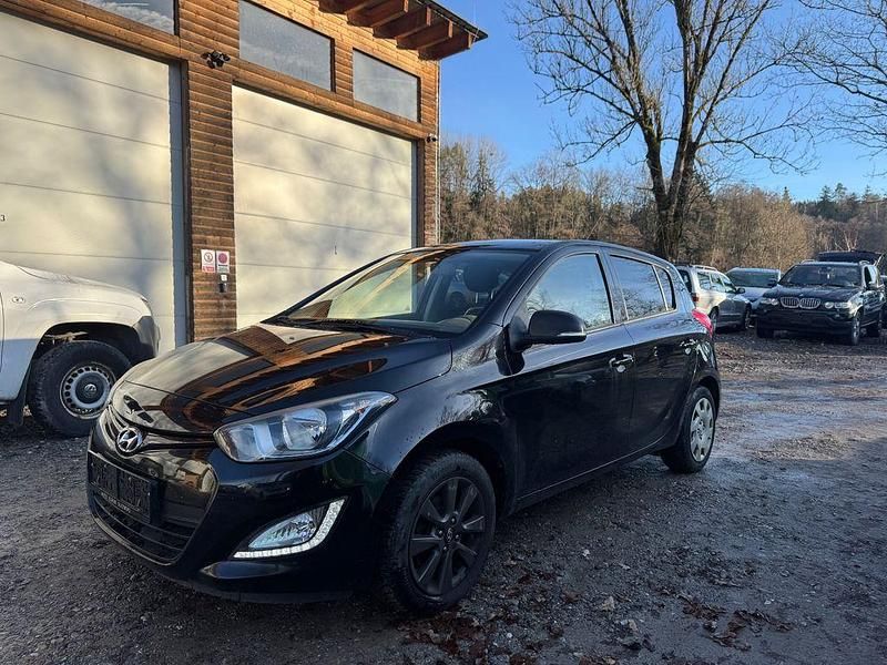 Schwarz Gebraucht 2013 Hyundai i20 Edition Limousine | 2.999 € (Guter Preis) - Bild 1/4