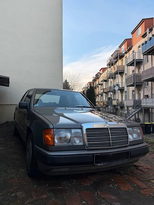 Gebraucht Mercedes E230 132 PS (97 kW) 1991 Grau Limousine