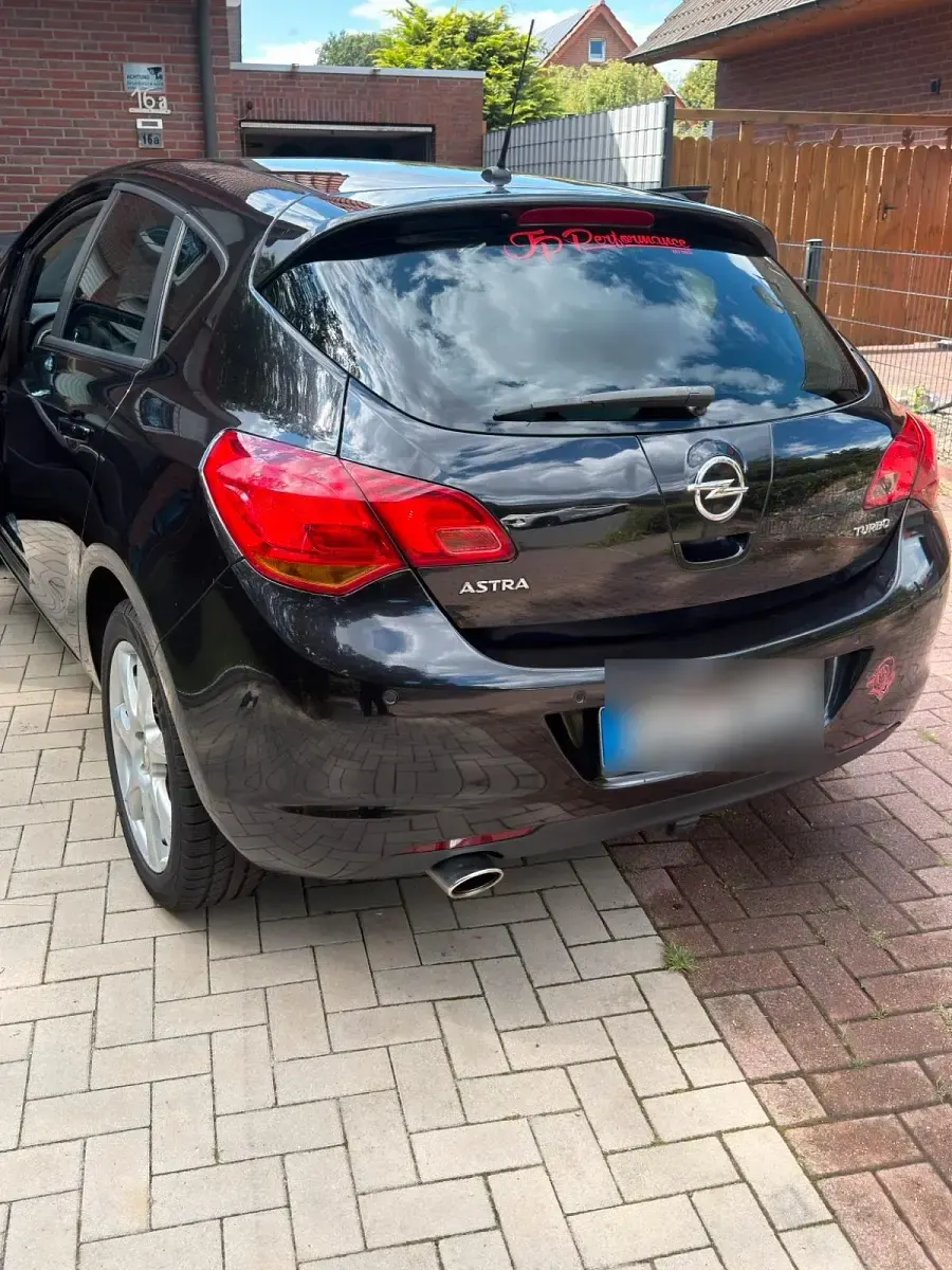 Gebraucht Opel Astra 140 PS (102 kW) 2011 Schwarz Kleinwagen