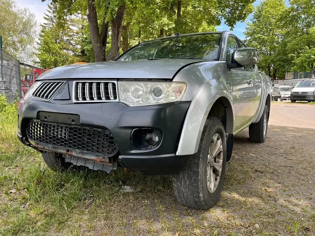 Gebraucht Mitsubishi L200 Invite 136 PS (100 kW) 2011 Silber Pickup