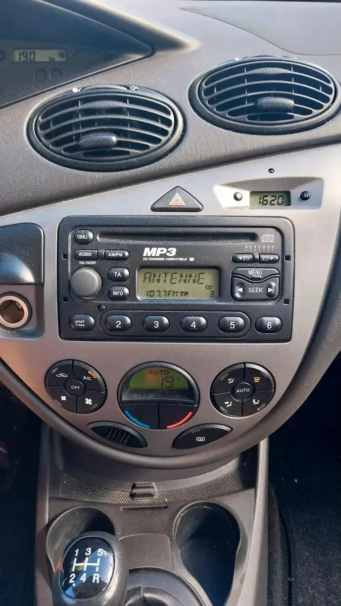 Gebraucht Ford Focus 100 PS (73 kW) 2004 Silber Limousine