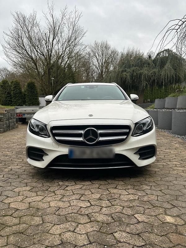 Weiß Gebraucht 2020 Mercedes E200 AMG line Kombi | 25.900 € (Fairer Preis) - Bild 1/4