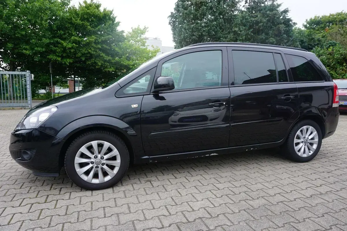 Gebraucht Opel Zafira Family 140 PS (102 kW) 2014 Karbonschw graphitschw midnigh Van / Kleinbus