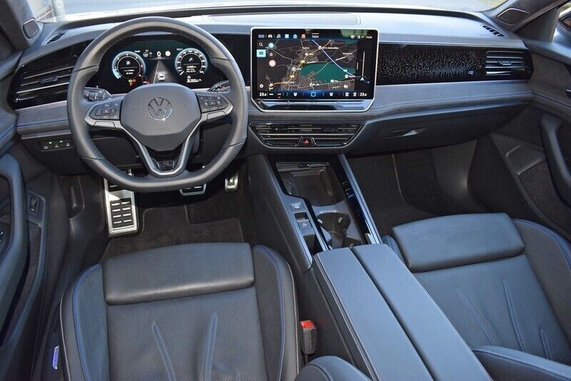 Gebraucht VW Passat R-line 150 PS (110 kW) 2024 Grau Kombi