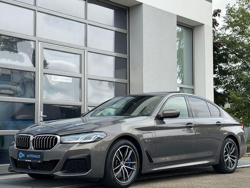 Grau Gebraucht 2022 BMW 545e M Sport Limousine | 43.790 € (Fairer Preis) - Bild 1/4