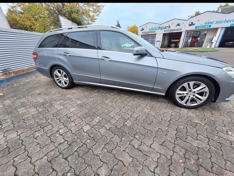 Grau Gebraucht 2011 Mercedes E250 Kombi | 5.600 € (Guter Preis) - Bild 1/4