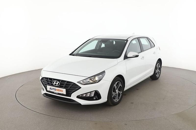 Weiß Gebraucht 2020 Hyundai i30 Trend Limousine | 13.790 € (Fairer Preis) - Bild 1/3