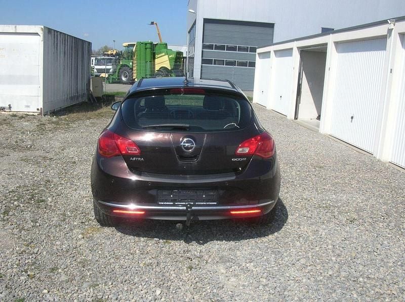Gebraucht Opel Astra Edition 131 PS (96 kW) 2013 Braun Limousine