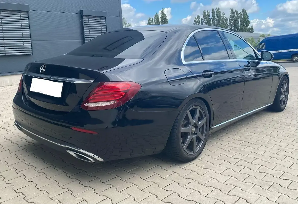 Gebraucht Mercedes E220 Avantgarde 194 PS (142 kW) 2019 Schwarz Limousine