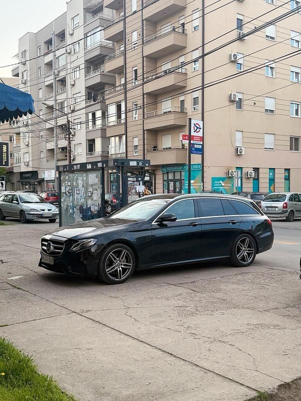 Schwarz Gebraucht 2018 Mercedes E220 AMG line Kombi | 16.700 € (Fairer Preis) - Bild 1/4