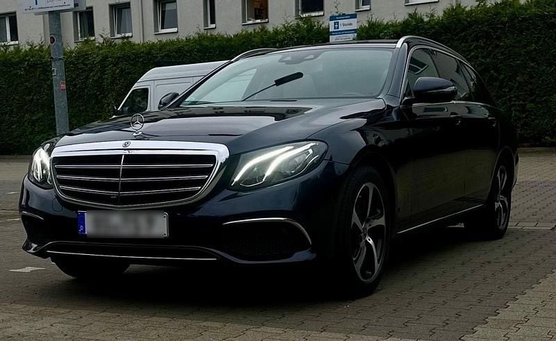 Blau Gebraucht 2017 Mercedes E220 Exclusive Kombi | 22.450 € (Fairer Preis) - Bild 1/4