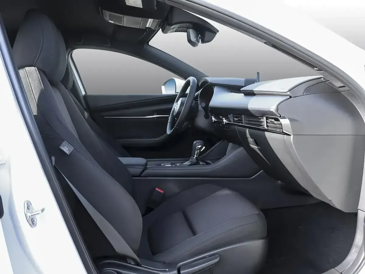 Neu Mazda 3 Center-Line 140 PS (102 kW) 2025 Arctic white Limousine