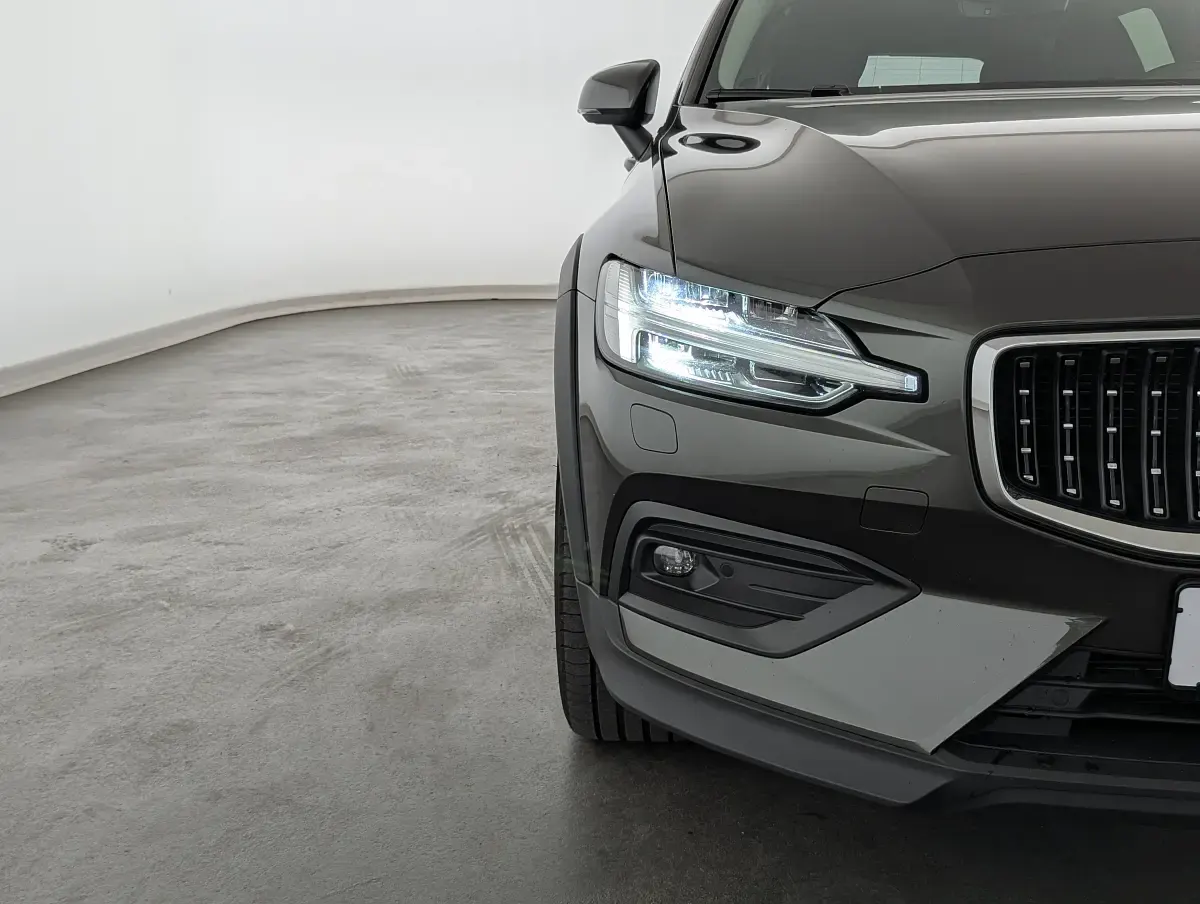 Gebraucht Volvo V60 CC Pro 197 PS (144 kW) 2022 Pine grey Kombi