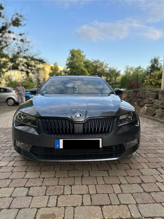 Grau Gebraucht 2018 Skoda Superb SportLine Kombi | 22.200 € (Guter Preis) - Bild 1/4