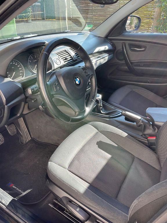 Gebraucht BMW 116 122 PS (89 kW) 2011 Schwarz Kleinwagen