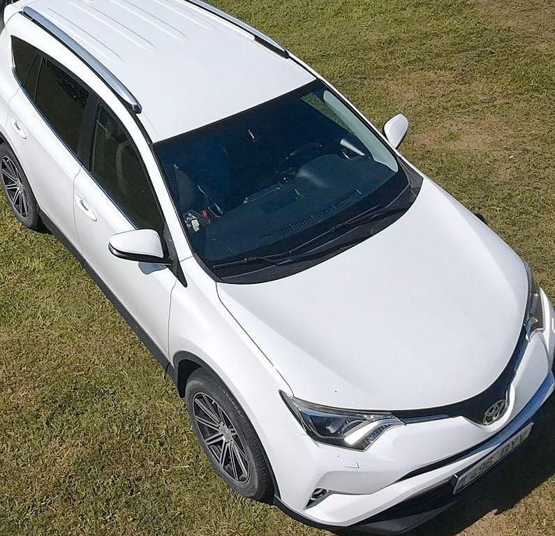 Weiß Gebraucht 2016 Toyota RAV4 Comfort SUV | 12.000 € (Fairer Preis) - Bild 1/4