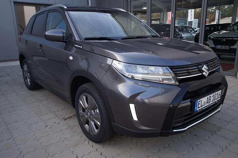 Gebraucht Suzuki Vitara 110 PS (80 kW) 2025 Titan dark gray pearl SUV