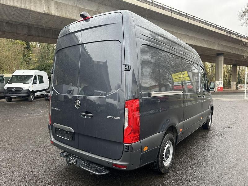 Gebraucht Mercedes Sprinter 170 PS (125 kW) 2025 Grau Van