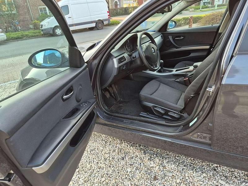 Gebraucht BMW 318 129 PS (94 kW) 2006 Sparkling graphite metallic Limousine