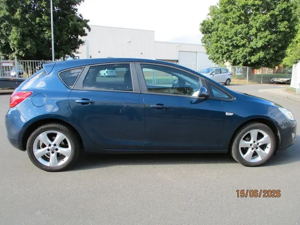 Gebraucht Opel Astra Design Edition 101 PS (74 kW) 2011 Ozean blau (p2) Limousine