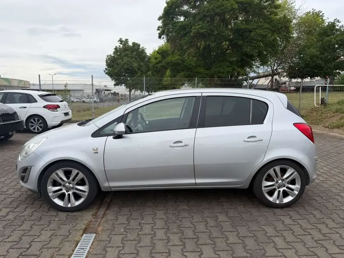Gebraucht Opel Corsa 101 PS (74 kW) 2012 Argonsilber Kleinwagen