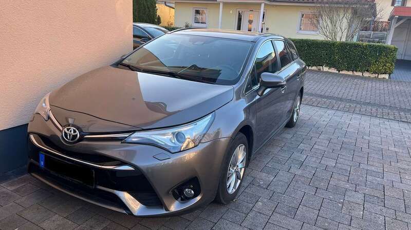 Grau Gebraucht 2017 Toyota Avensis Kombi | 16.500 € - Bild 1/4
