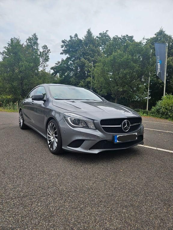 Grau Gebraucht 2013 Mercedes CLA250 Urban Limousine | 22.000 € (Teuer) - Bild 1/4