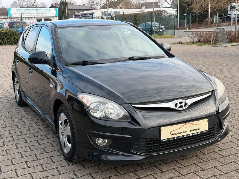 Gebraucht Hyundai i30 105 PS (77 kW) 2010 Schwarz Limousine