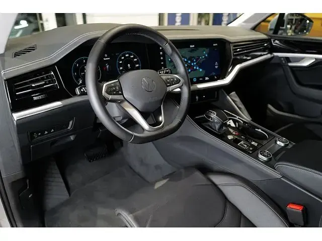 Gebraucht VW Touareg Basis 231 PS (169 kW) 2025 Silber SUV