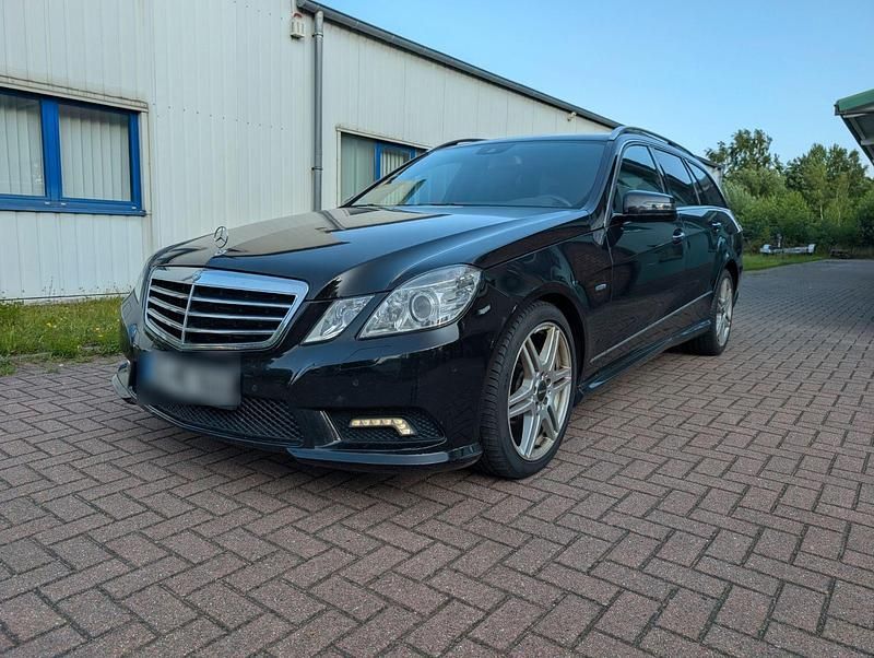 Schwarz Gebraucht 2010 Mercedes E350 Avantgarde Kombi | 12.400 € (Etwas zu teuer) - Bild 1/4