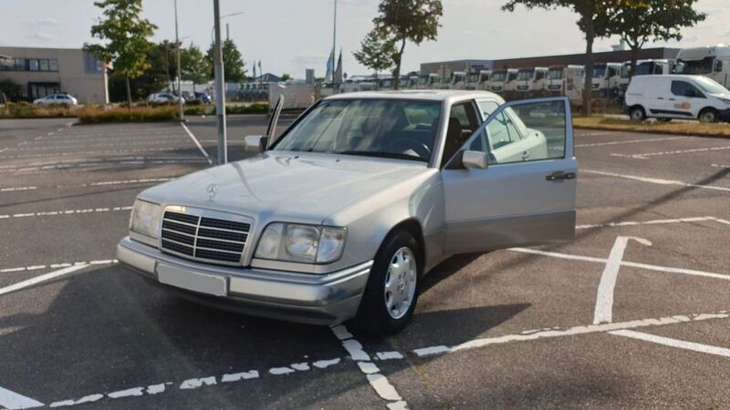 Silber Gebraucht 1993 Mercedes 200 Limousine | 6.100 € - Bild 1/4