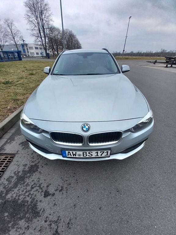 Grau Gebraucht 2016 BMW 318 Luxury Line Kombi | 9.350 € (Superpreis) - Bild 1/4